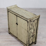 Small gloss cabinet